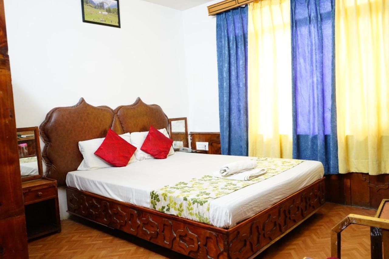 Hotel Magnolia Mallroad Manali Exteriör bild
