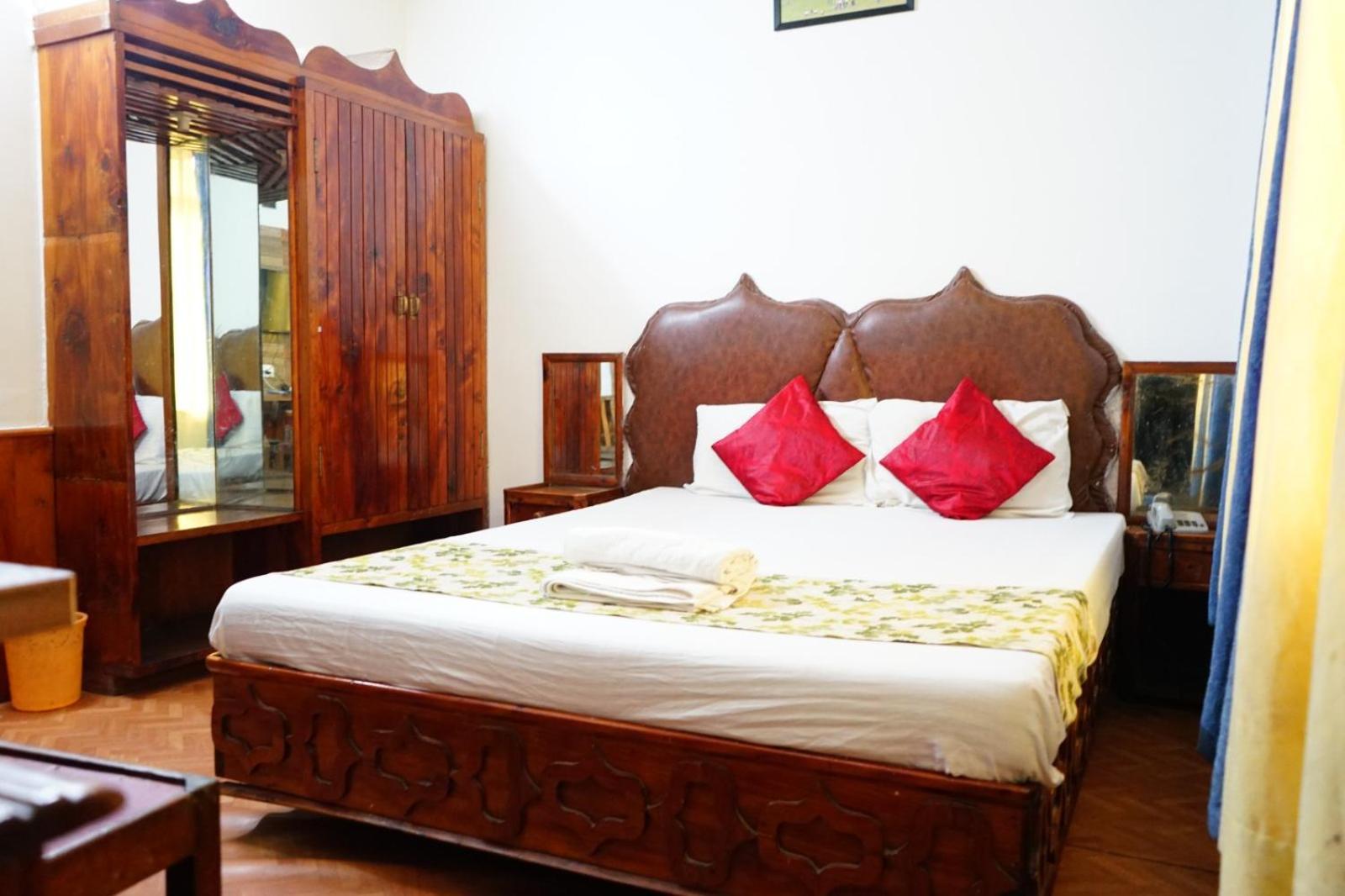 Hotel Magnolia Mallroad Manali Exteriör bild